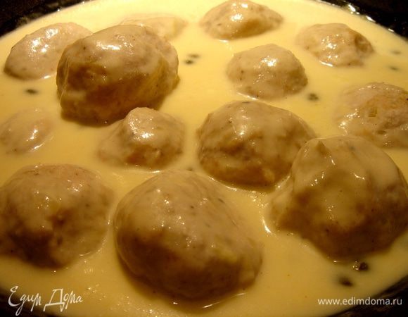 Клопсы хорошо прогреть в соусе. Подавать с вареным картофелем и маринованной свеклой и корнишонами. Приятного аппетита!