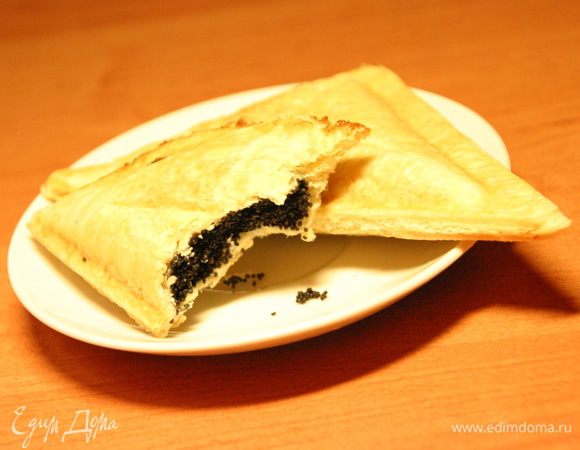 Готовые слойки разрезать на треугольники.