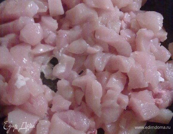 Порезать курочку кубиками и выложить на сковороду без масла.