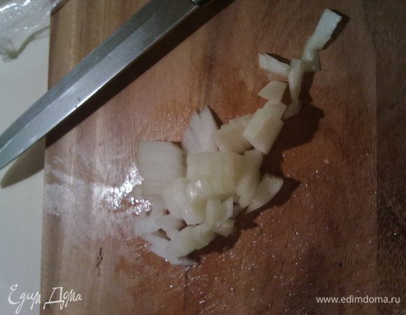 Нашинковать лук и добавить к курице, когда она станет белой.
