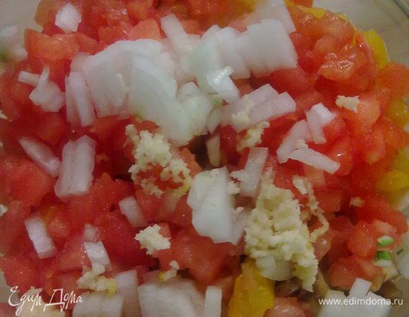 Остудить баклажаны и перец, снять кожицу. Нарезать баклажаны, перец мелкими кубиками. Из помидоров удалить семена и также нарезать. Добавить лук и чеснок. Посолить.