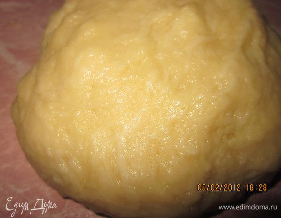 Замесить тесто: все ингридиенты перемешать.Оставить "отдохнуть" на 25мин.