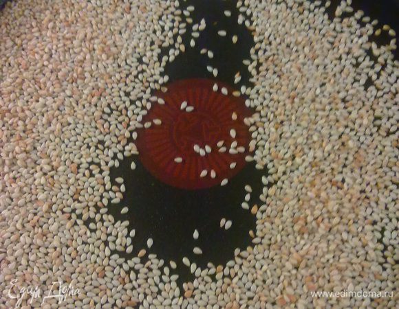 Поджарить на сковородке кунжут.