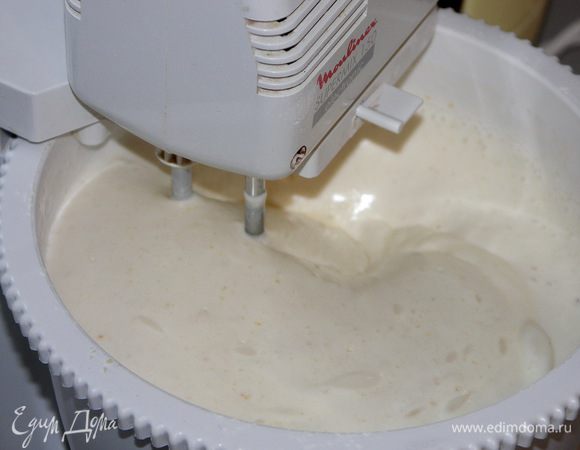 Уменьшаем миксер на минимальные обороты и постепенно всыпаем кешью,цедру,муку.