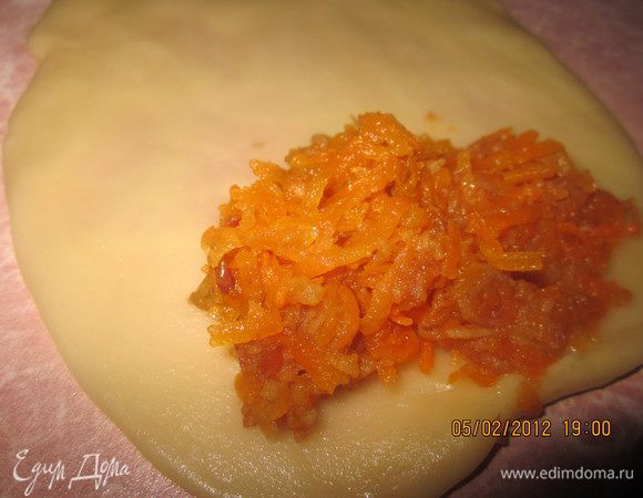 Раскатываем,выкладываем начинку.