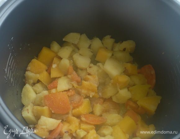 добавить тыкву (у меня была из морозилки) и дождаться сигнала мультиварки, и включить режим тушения на 1 час