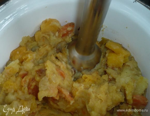 после сигнала посолить, переложить овощи в обычную кастрюли и сделать пюре погружным блендором