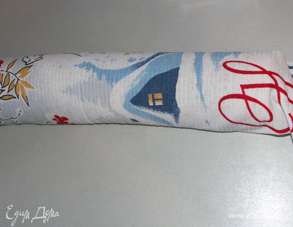 Пока корж выпекается,намочим тонкое вафельное полотенце подходящего размера и очень тщательно отожмём его.Расстелим на столе.Готовый корж быстренько перекладываем на полотенце бумагой вверх.Снимаем аккуратно бумагу и скатываем рулет вместе с полотенцем.Всё делаем быстро,пока рулет горячий он очень гибкий.Оставляем остывать в полотенце.