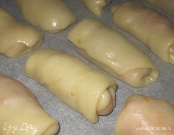 Выкладываем на протвинь,застеленный пекарской бумагой.Не забываем смазать яйцом.