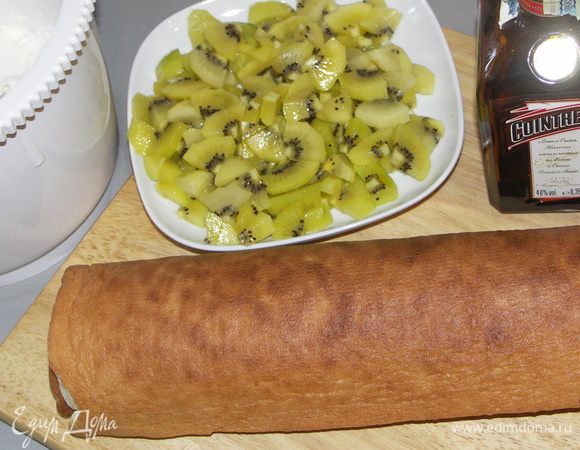 Киви чистим,режем на кусочки и начинаем собирать рулет.