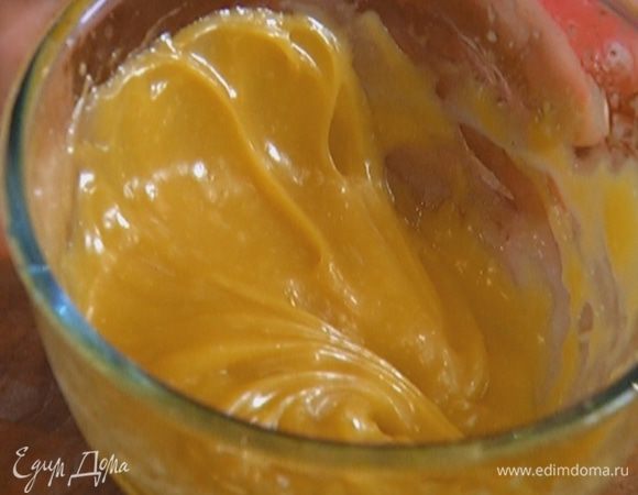 Приготовить майонез: соединить желток комнатной температуры и горчицу, затем, непрерывно взбивая венчиком, вливать оливковое масло — сначала буквально по капле, затем тонкой струйкой. Влить 1 ч. ложку лимонного сока и продолжать взбивать до получения пышной однородной массы.