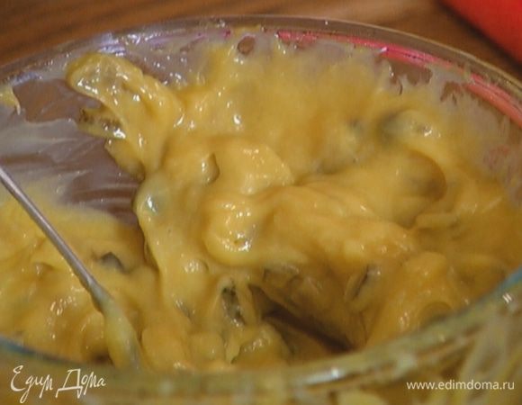 Добавить к майонезу огурцы и каперсы, влить оставшийся лимонный сок, посолить, поперчить и перемешать.