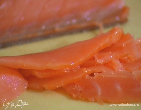 Семгу нарезать тонкими полосками.