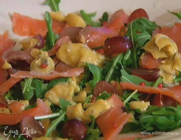 В большое блюдо выложить фенхель, смазать домашним майонезом, разложить сверху руколу и смазать майонезом, затем добавить виноград, семгу, еще немного майонеза и посыпать салат розовым перцем.