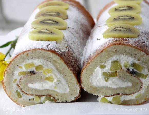 Тщательно сворачиваем.Укладываем швом вниз.Посыпаем сахарной пудрой.Можно украсить дольками киви.Убираем в прохладное место на 1-2 часа Ну а после зовём родных и любимых,завариваем чай самый вкусный,варим кофе свежесмолотый,достаём сливки из холодильника и начинаем испытывать блаженство:))Приятного аппетита!