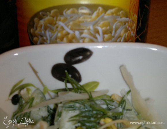 Огурцы и укроп порезать, добавить ростки фасоли, посолить, добавить сметану. Тонко порезать сыр , посыпать фисташками (не много). Сверху положить кусочек семги (форели)- по желанию!! 