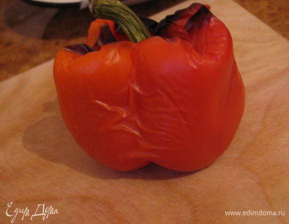 Болгарский перец запечем в духовке при температуре 180С минут 30-40,после чего положим в целофановый пакет на 10мин.Достаем из пакета,очищаем от кожицы и нарезаем.