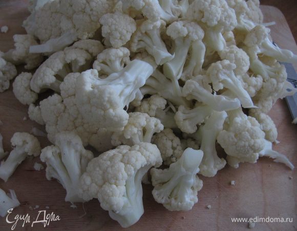 Капусту разбираем на соцветия (качан у меня был около 700гр,после разбора вышло 500г).