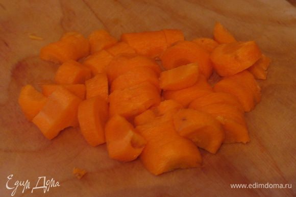 Крупно режем морковь и картошку.