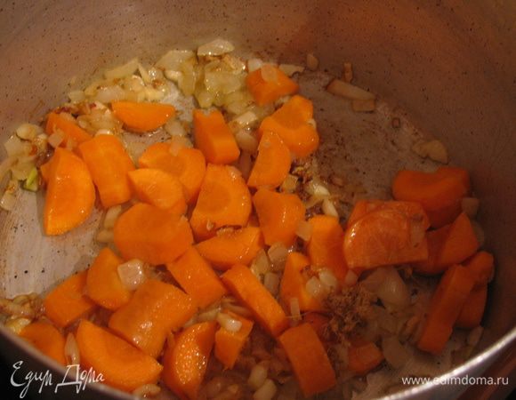 Далее - морковь,подливаем немного воды и протушим минуты 3.