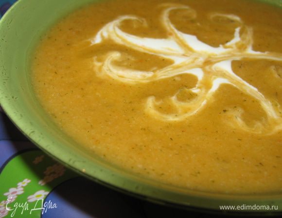 Солим перчим по вкусу,добавляем болгарский перец и ручным блендером пюрируем.После чего снова ставим на огонь и доводим до кипения.Розливаем по тарелкам и наслождаемся)))Можно добавить повкусу сметанки или сыра или мяска,кому что больше нравится.