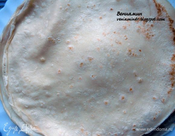 Приготовить блинчики по Вашему проверенному рецепту - в идеале нужны не очень тонкие, эластичные и не слишком пористые. В моем случае в тесто входят: мука, яйца, вода, соль, немного оливкового масла. 