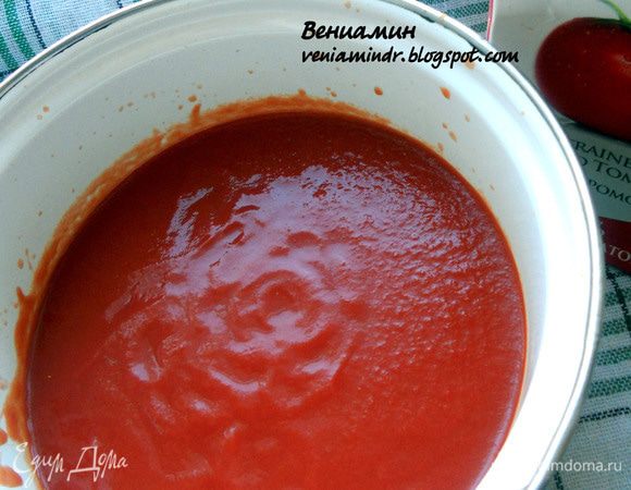 Для соуса протертые томаты выложить в небольшую кастрюлю, уварить минут 5 на среднем огне, добавить немного соли и свежего тимьяна (факультативно, т.к. главная его партия - в начинке, а вообще можно с травами поиграть - полагаю, вполне хорошо впишутся немного розмарина или базилика). 