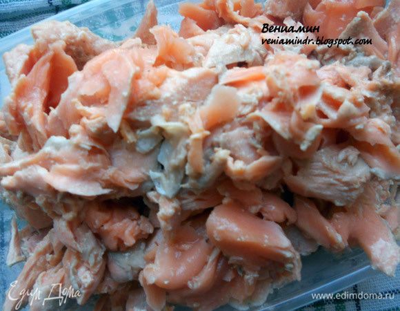 Рыбу (можно взять и форель, но мне не очень нравится ее текстура, по-моему она хороша исключительно в самостоятельном виде) обработать фактически до готовности - хорошо подойдет пароварка, мой способ таков: пару минут обжарить в сковороде, с добавлением небольшого количества оливкового масла, с двух сторон, затем плеснуть немного воды и под крышкой довести рыбу до готовности. Удалить кожицу и кости, разобрать на небольшие кусочки. 