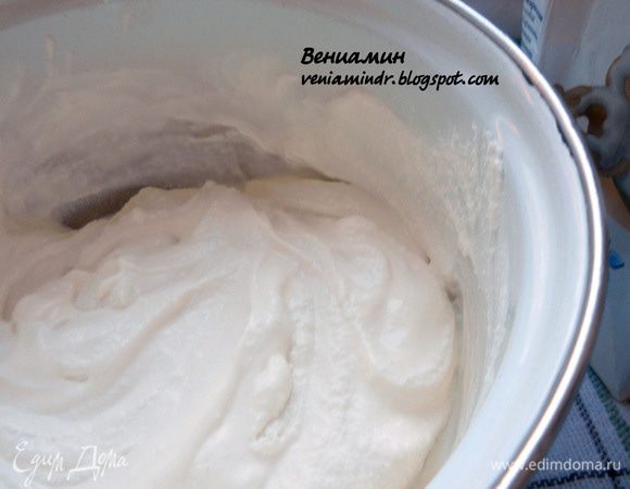 В отдельной миске соединить рикотту и сливки.