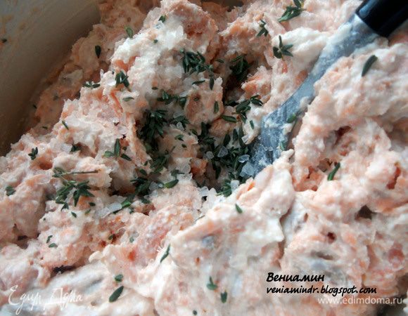 Добавить рыбу, лимонный сок, листики тимьяна с 1 небольшой веточки, соль по вкусу (можно и не добавлять, ориентируйтесь на свой вкус). Размешать. 