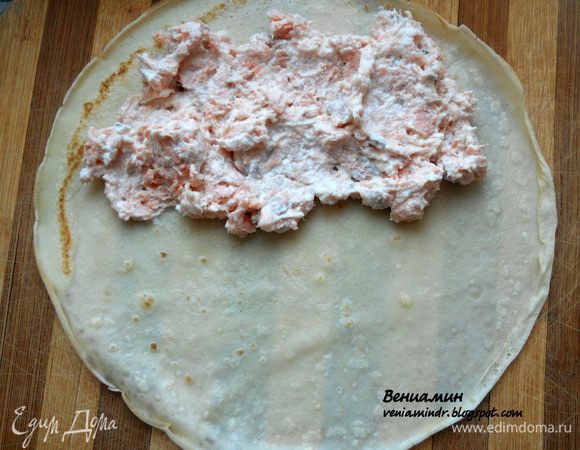 На блинчик выложить начинку.