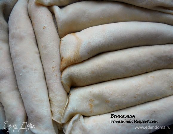 Форму, пригодную для запекания, слегка смазать сливочным/оливковым маслом. Выложить роллы из блинчиков. 