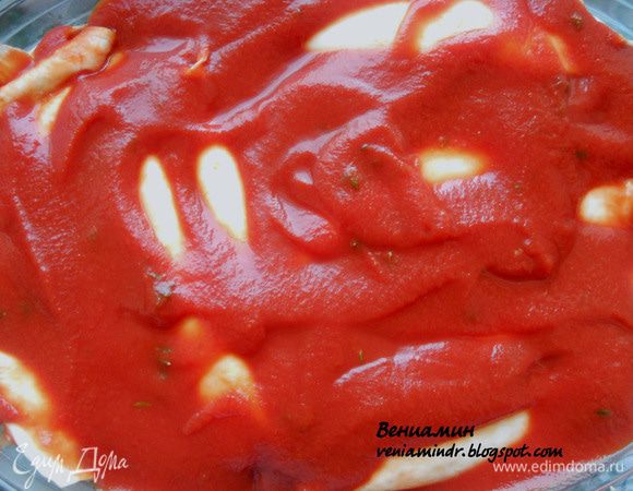 Поверх распределить томатный соус. Запекать в предварительно разогретой до 170+-духовке, минут 15. 