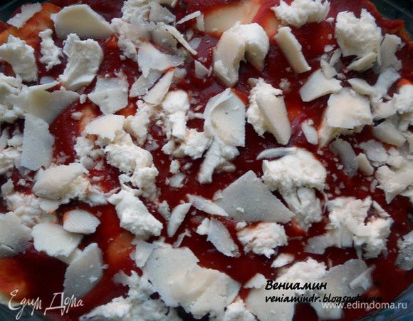 Присыпать кусочками моцареллы и пармезана/пекорино. 