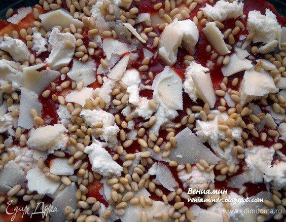 И кедровыми орехами. Вернуть в духовку еще минут на 10. 