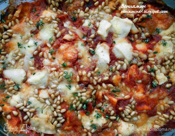 Вот такая красота вышла!:)) Немного остудить (так легче будет резаться), еще немного присыпать тимьяном - для свежести и подавать! Получилось очень вкусно и душевно, начинка (даже не ожидал такого результата) - воздушная и нежная, почти как мусс или паштет. 