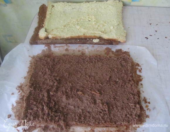 Испечь 2 бисквита (белый и коричневый) в прямоугольной форме (у меня размером в стандартный лист А4). Для этого надо 5 яиц взбить с 1 ст. сахара до увеличения массы в 2-3 раза, потом добавить 1 ст. муки. Форму застелить пергаментом и выпекать бисквит до чистой зубочистки (минут 30 при 180 гр.) Второй бисквит замешиваем так же только добавляем 3 ст. л. какао.