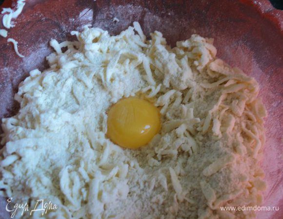 Для приготовления песочного коржа:  миндаль очистить от кожицы, залив на 5 мин кипятком, затем подсушить на сковороде, охладить и измельчить в блендере.  Смешать в миске муку, сахар, натертое на терке охлажденное масло, яичный желток и молотый миндаль.                                                                                                                                      