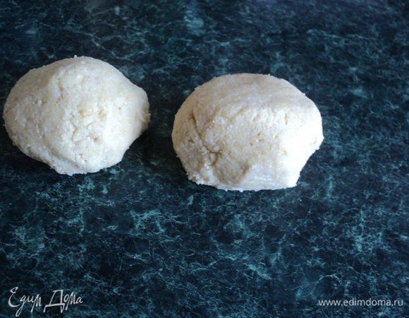 Быстро замесить тесто, разделить его на 2 части, завернуть в пищевую пленку и положить в холодильник на 30мин.