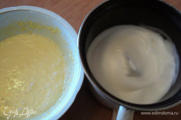 Для бисквитного теста: Белки отделить от желтков и взбить в крепкую пену. Желтки , 6 ст.ложек горячей воды, масло сахар хорошо взбить.