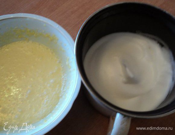 Для бисквитного теста: Белки отделить от желтков и взбить в крепкую пену. Желтки , 6 ст.ложек горячей воды, масло сахар хорошо взбить. 