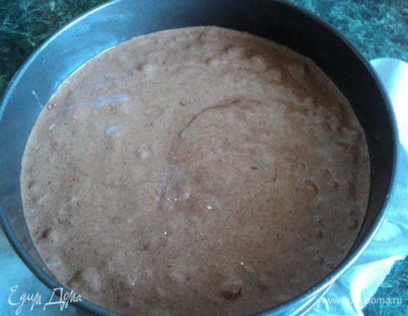 Муку смешать с какао, крахмалом и добавить к желтковой массе перемешать. Соединить со взбитыми белками, осторожно перемешать. Выложить в разъемную форму , застеленную бумагой для выпечки и смазанную маслом.