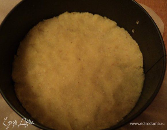 Форму смазать маслом, раскатать одну половину песочного теста и  выпекать при температуре 180 градусов 15мин. Точно так же испечь вторую часть. Охладить.