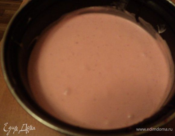 Оттаявшую малину прокипятить 1-2 мин, затем протереть через сито, освободив от косточек. Добавить сахар, быстрорастворимый желатин и еще раз прогреть до растворения сахара и желатина ( не кипятить). Охладить до комнатной температуры.
Сливки взбить с йогуртом и  сахаром  в плотную массу. Затем ввести постепенно малиновое пюре.
