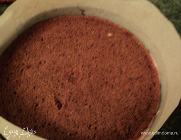 Накрыть пластом бисквита и вновь выложить крем.