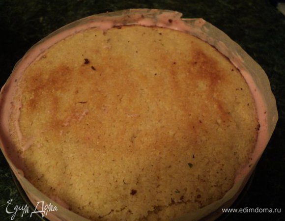 Затем выложить остальные пласты бисквита, перекладывая кремом, и песочный корж верхним слоем. Поставить торт в холодильник на 3 часа для застывания.