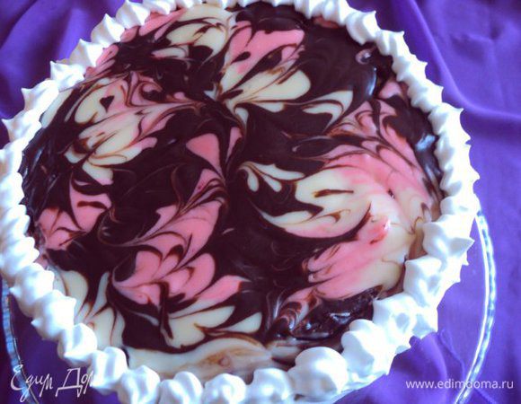 Оставшиеся сливки взбить с сахаром и загустителем до плотной массы
Нанести сливки на бока торта и украсить  край торта.
