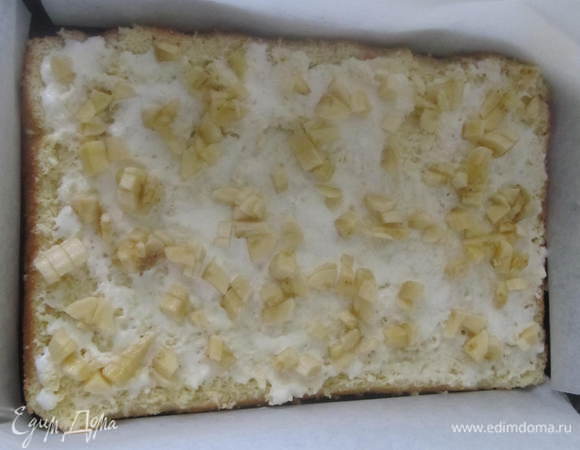 Белый бисквит положить на дно формы,полить сверху растопленным мороженым, посыпать нарезаным бананом. 