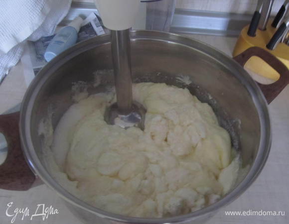 300 гр творого взбить с 1,5 ст. сахара, добавить 0,5 л сметаны и 200 гр сливок. Все хорошенько взбить блендером до растворения сахара.