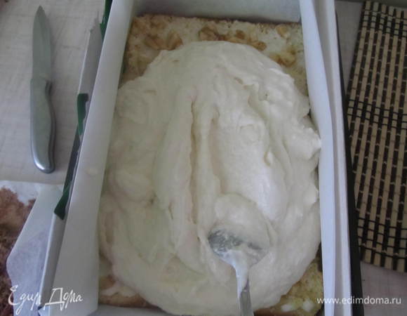 Желатин, замоченый в молоке растопить на водяной бане и остудить, потом добавить к творожно-сметанному крему и снова все взбить. Полученую смесь высыпать на белый бисквит. Чтобы крем не вываливался до застывания за пределы бисквита можно его "обгородить" пергаментом.